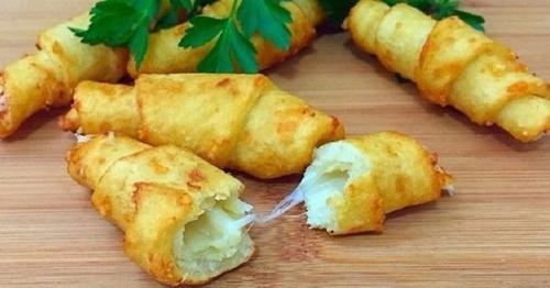 Аппетитные и ароматные, с румяной хрустящей корочкой картофельные рогалики.