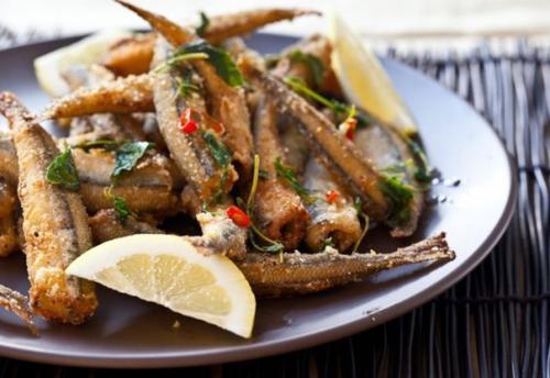 Жареная корюшка с зеленью.