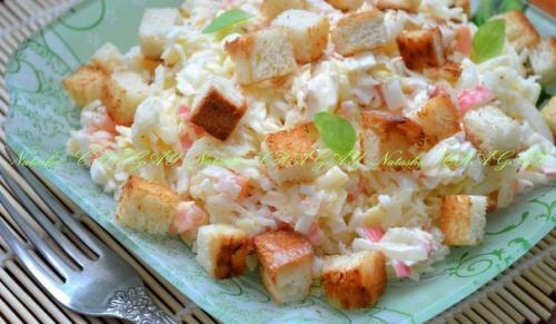 Салат с капустой, красной рыбой и сухариками.