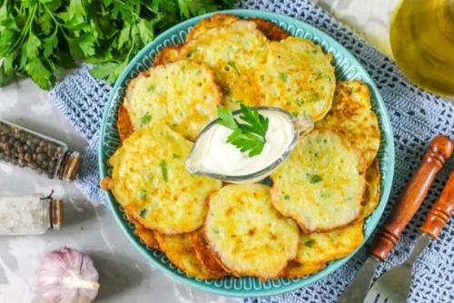 Оладьи из кабачков с зеленью и чесноком.