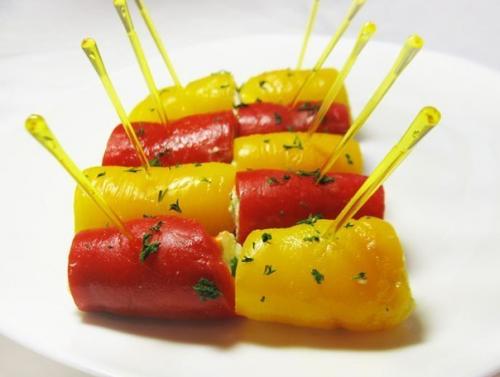 Рулетики из печеного перца с сырным кремом.