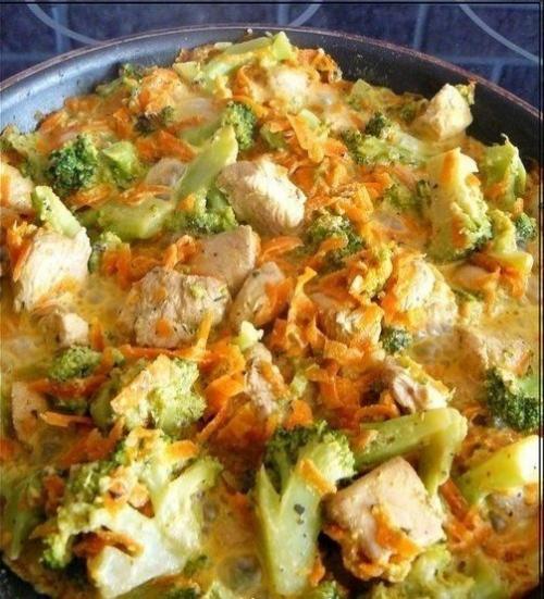 Курица с брокколи и морковью, тушеная в сливках.