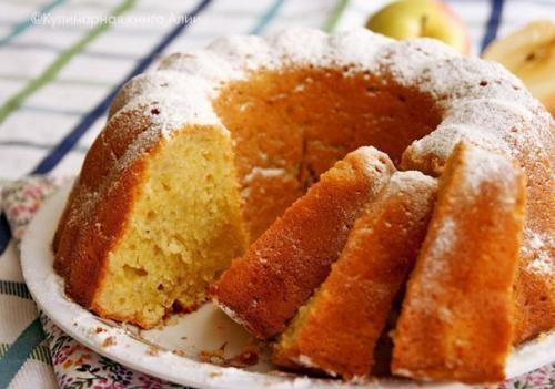 Кекс на сметане.  У меня оставался натуральный йогурт и я подумала, что можно его добавить в тесто вместо сметаны и испечь кекс.