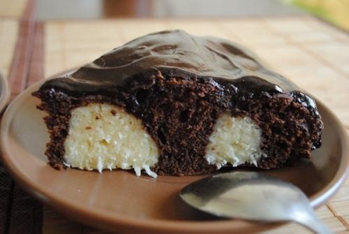 Нежный шоколадный пирог с творожными шариками.