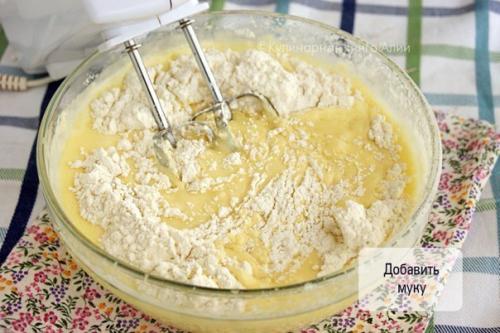 Кекс на сметане.  У меня оставался натуральный йогурт и я подумала, что можно его добавить в тесто вместо сметаны и испечь кекс. 06