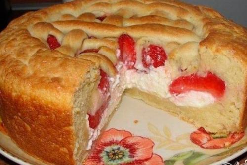 Пирог с клубникой и творогом.