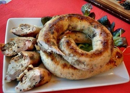 Домашняя колбаса с курицей и печенью.