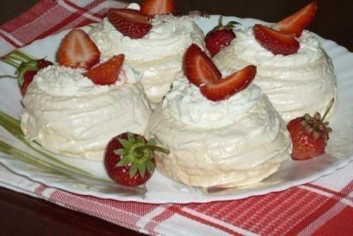 Белковые корзиночки с творожным кремом.