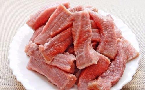 Мясо тушеное со сметанкой.