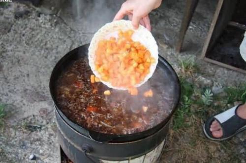 Лагман. Лагман готовится из мяса (преимущественно баранины или говядины), овощей и тянутой длинной лапши. 05 Лагман. Лагман готовится из мяса (преимущественно баранины или говядины), овощей и тянутой длинной лапши. 05