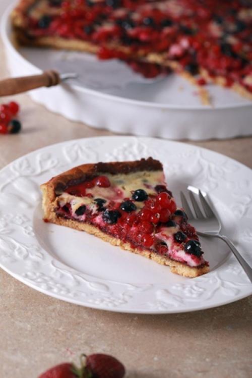 Тарт со смородиной и клубникой.