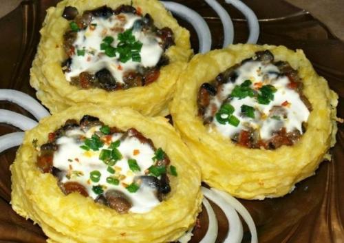 Картофельные гнезда с грибами, в чесночно - сметанном соусе.