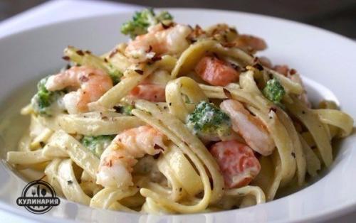 Паста с креветками в чесночно - сливочном соусе.