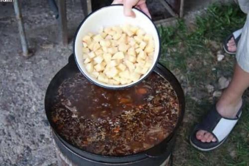 Лагман. Лагман готовится из мяса (преимущественно баранины или говядины), овощей и тянутой длинной лапши. 06 Лагман. Лагман готовится из мяса (преимущественно баранины или говядины), овощей и тянутой длинной лапши. 06