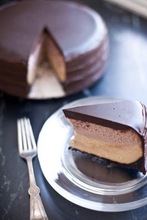 Двухслойный чизкейк в шоколадной глазури.