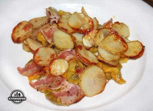 Картофель с беконом и кабачками.