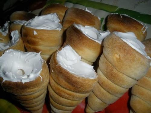 Слоёные трубочки с белковым кремом.