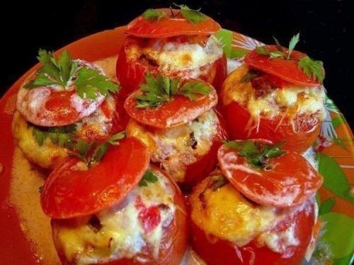 Помидоры, фаршированные мясным салатом.