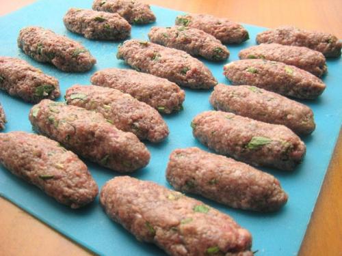 Судзукакья.  Судзукакья - маленькие продолговатые котлетки, тушенные в винно - томатном соусе. 01