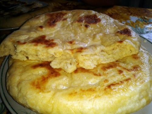 Пышки со сметаной и сахаром.