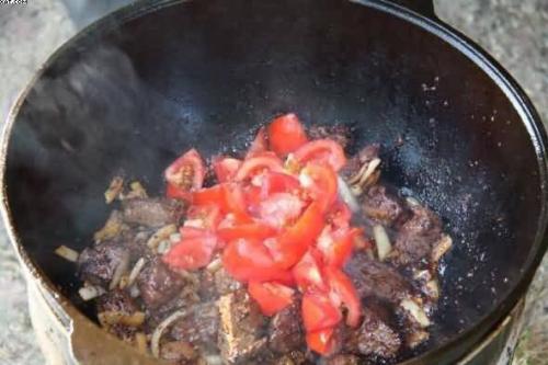 Лагман. Лагман готовится из мяса (преимущественно баранины или говядины), овощей и тянутой длинной лапши. 03 Лагман. Лагман готовится из мяса (преимущественно баранины или говядины), овощей и тянутой длинной лапши. 03