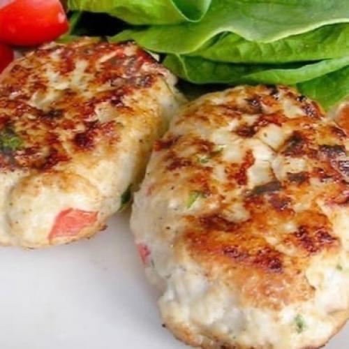 Очень вкусные куриные котлеты с начинкой из кабачка и риса!