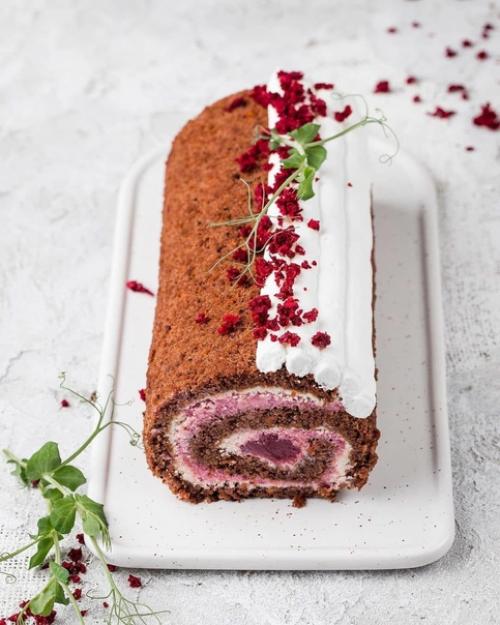 Шоколадно -МОРКОВНЫИ рулет с ягоднои начинкои.