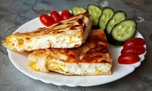 Яичница с сыром в лаваше.