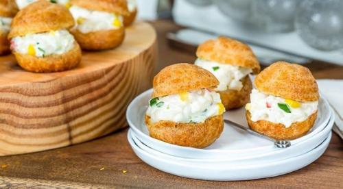 Профитроли с начинкой из крабового салата.