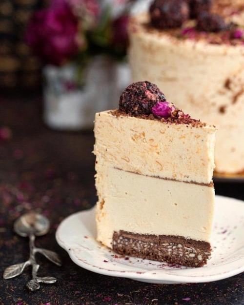 Муссовый торт с арахисом, абрикосами и медом. 01