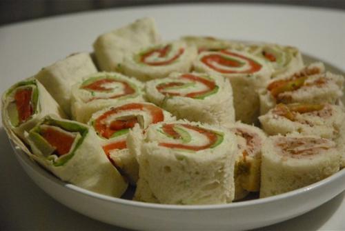 Рулетики с авокадо и красной рыбой.