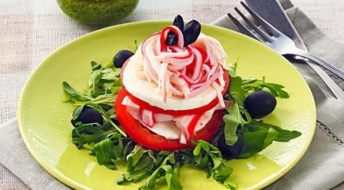 Башенки из крабовых палочек и моцареллы.