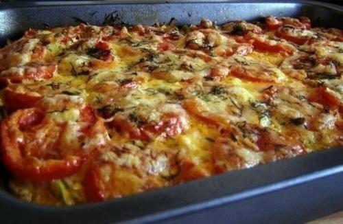 Кабачковая запеканка с фаршем и помидорами.
