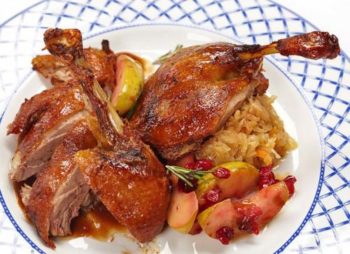 Утка с яблоками и медом: классический рецепт.