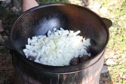 Лагман. Лагман готовится из мяса (преимущественно баранины или говядины), овощей и тянутой длинной лапши. 02 Лагман. Лагман готовится из мяса (преимущественно баранины или говядины), овощей и тянутой длинной лапши. 02