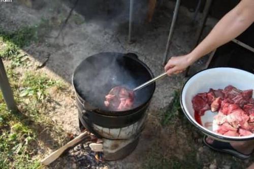 Лагман. Лагман готовится из мяса (преимущественно баранины или говядины), овощей и тянутой длинной лапши. Лагман. Лагман готовится из мяса (преимущественно баранины или говядины), овощей и тянутой длинной лапши.