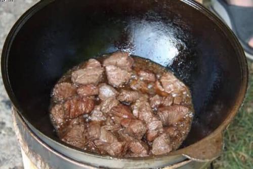 Лагман. Лагман готовится из мяса (преимущественно баранины или говядины), овощей и тянутой длинной лапши. 01 Лагман. Лагман готовится из мяса (преимущественно баранины или говядины), овощей и тянутой длинной лапши. 01