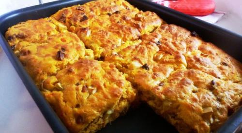 Сдобный пирог на тыквенном пюре с яблоками и сухофруктами.