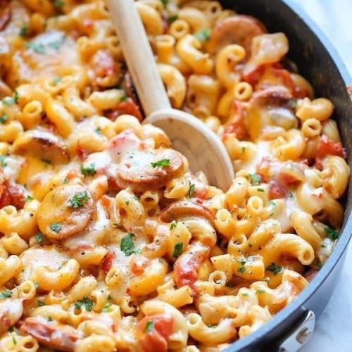 Макароны с колбасой.