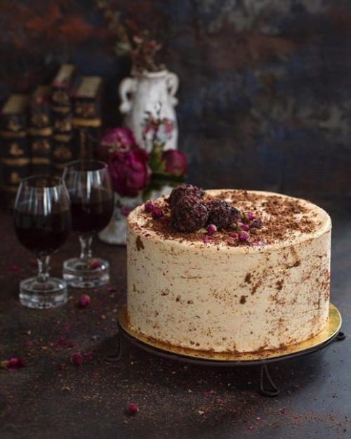 Муссовый торт с арахисом, абрикосами и медом.