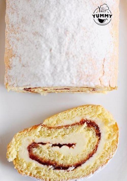 Бисквитный рулет с масляно - сливочным кремом и клубничным джемом. 04