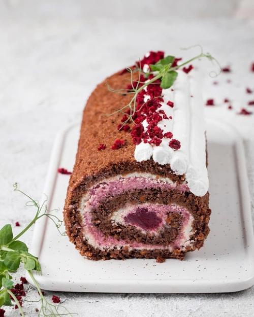 Шоколадно -МОРКОВНЫИ рулет с ягоднои начинкои. 01