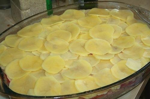 Овощная запеканка с фаршем.