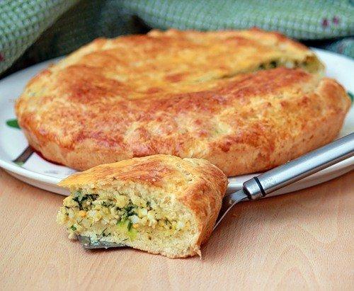 Пирог с зеленым луком и яйцом.