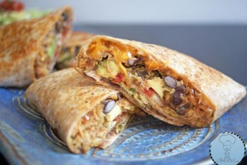 Буррито с ветчиной и моцареллой.