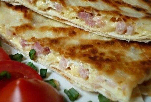 Ёка - гениальный сырный омлет в лаваше. 

