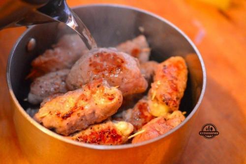 Свиные рулетики с сыром и чесноком. 08