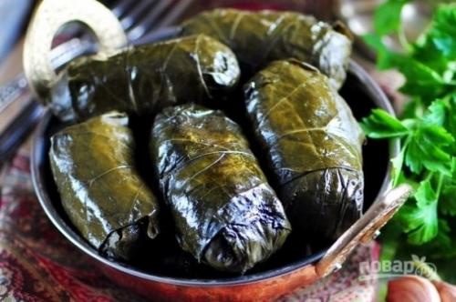 Долма из маринованных листьев.