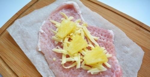 Рулетики из свинины с ананасами и сыром. 04
