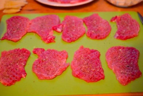 Свиные рулетики с сыром и чесноком. 04